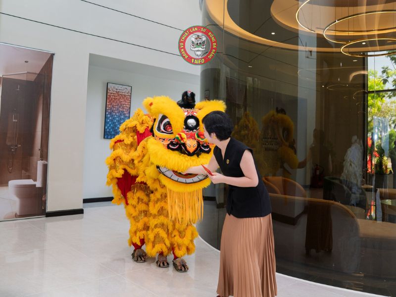 Văn Hóa Gia Chủ Lì Xì Cho Lân Faifo